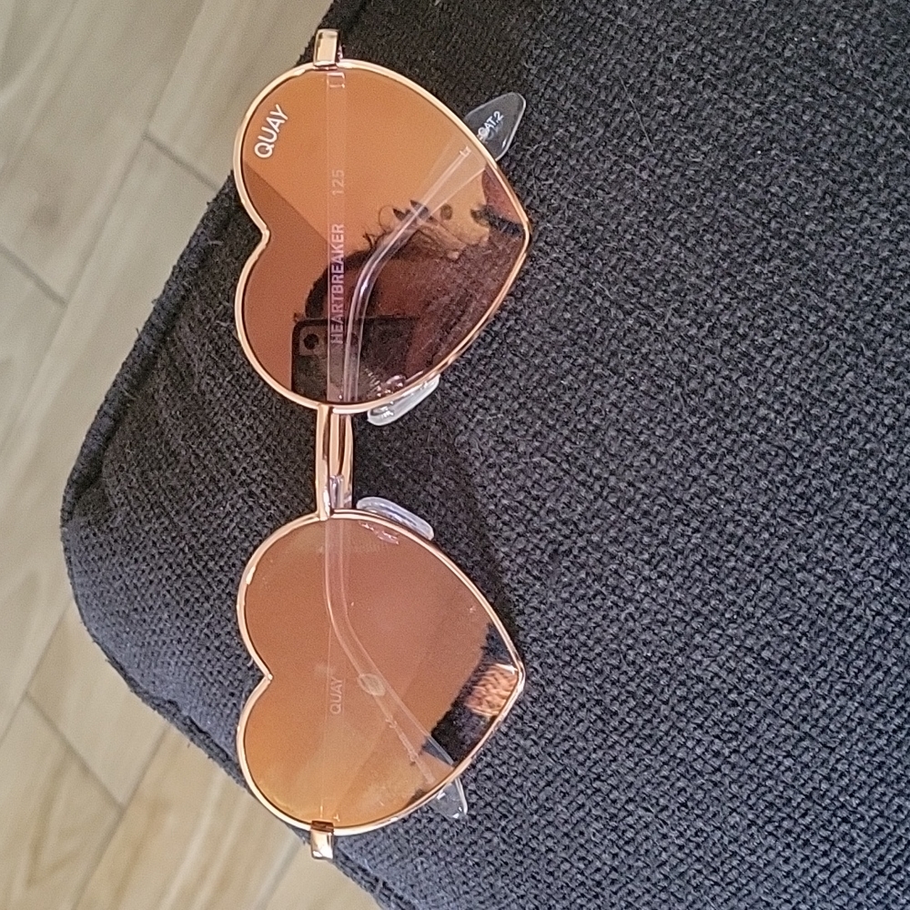 NEW Quay Heartbreaker Sunglasses